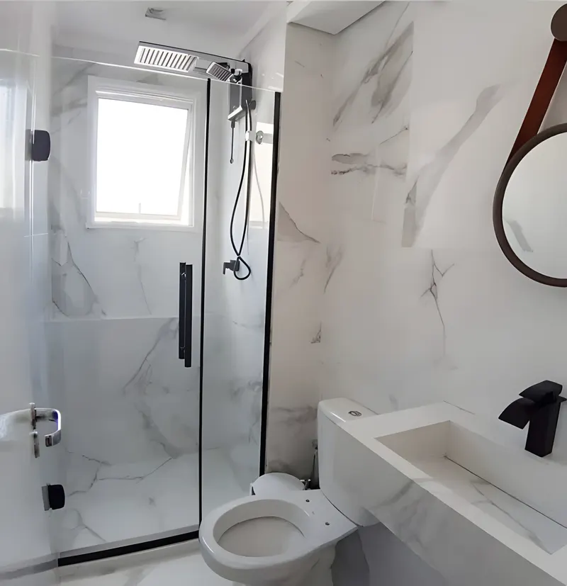 Box de abrir com ferragens pretas em banheiro de porcelanato branco