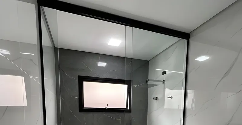 Parte de cima de um box até o teto com perfil preto