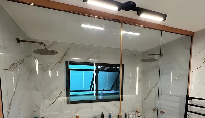 Parte de cima de um box até o teto com perfil rosé