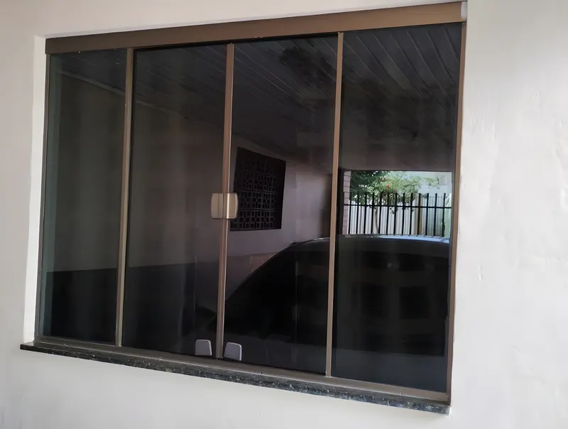 Janela de quatro folhas em vidro temperado fumê