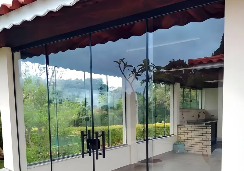 Fechamento de varanda com quatro folhas de vidro temperado